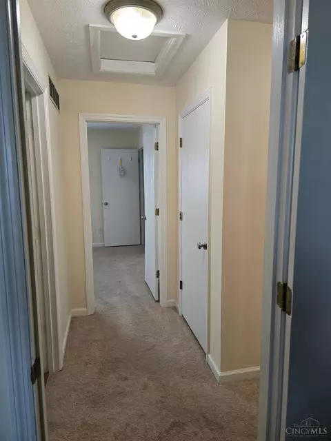 Entry Way - 508 Halifax Cir, Cincinnati, OH 45244 photo 6 of 7