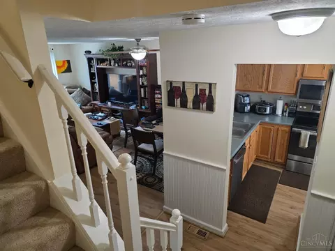 Entry Way - 508 Halifax Cir, Cincinnati, OH 45244 photo 3 of 7