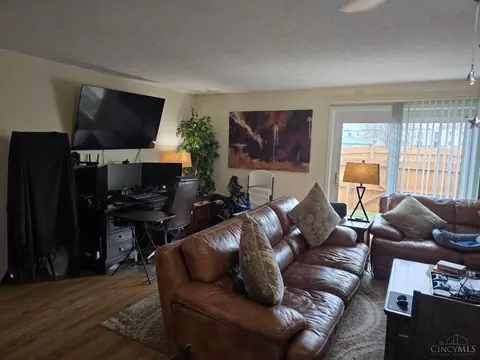 Living - 508 Halifax Cir, Cincinnati, OH 45244 photo 3 of 6