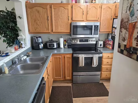 Kitchen - 508 Halifax Cir, Cincinnati, OH 45244 photo 1 of 2