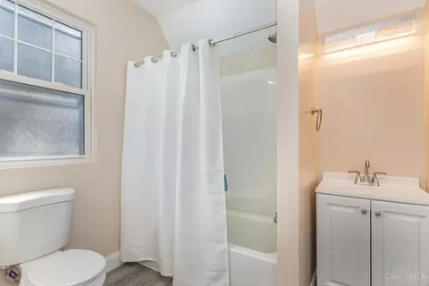 Bath - 57 Ehrman Ave, Cincinnati, OH 45220 photo 2 of 3