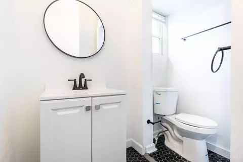 Bath - 1234 Dewey Ave, Cincinnati, OH 45205 photo 3 of 6