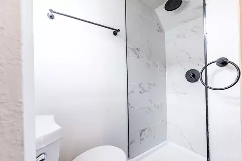 Bath - 1234 Dewey Ave, Cincinnati, OH 45205 photo 1 of 6
