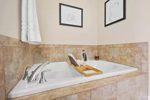 Bath - 2528 Hackberry St, Cincinnati, OH 45206 photo 5 of 7