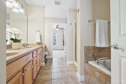 Bath - 2528 Hackberry St, Cincinnati, OH 45206 photo 2 of 7