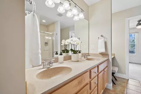 Bath - 2528 Hackberry St, Cincinnati, OH 45206 photo 3 of 7