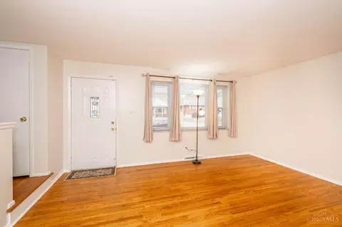 Living - 9172 Neil Dr, Cincinnati, OH 45231 photo 2 of 4