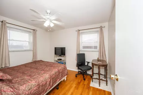 Bedroom - 9172 Neil Dr, Cincinnati, OH 45231 photo 3 of 9