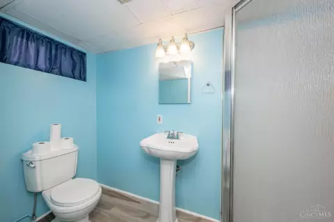 Bath - 9172 Neil Dr, Cincinnati, OH 45231 photo 2 of 2