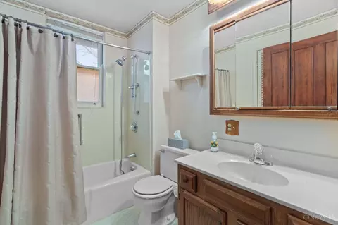 Bath - 1141 Overlook Ave, Cincinnati, OH 45238 photo 2 of 2