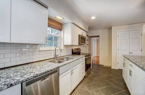 Kitchen - 3842 Field Ln, Cincinnati, OH 45255 photo 3 of 4