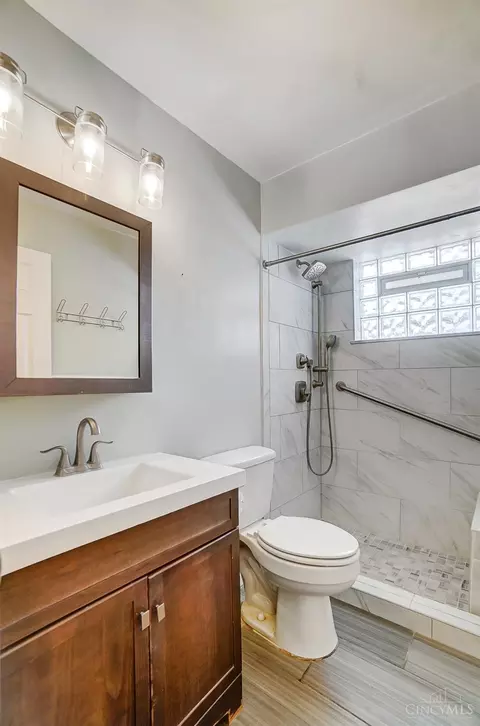 Bath - 3842 Field Ln, Cincinnati, OH 45255 photo 2 of 4