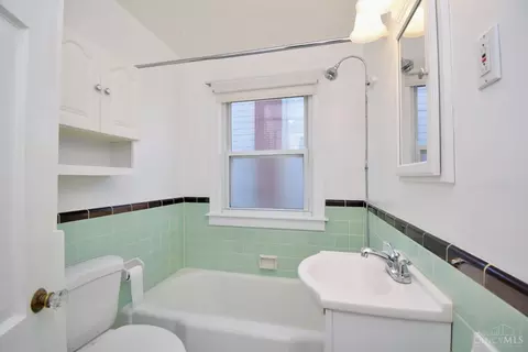 Bath - 5643 Biscayne Ave, Cincinnati, OH 45248 photo 2 of 4