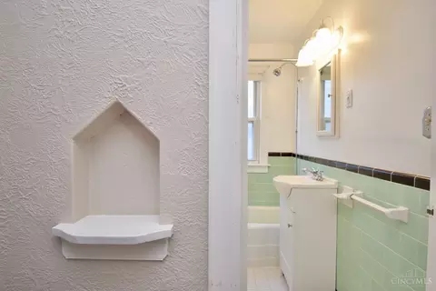 Bath - 5643 Biscayne Ave, Cincinnati, OH 45248 photo 4 of 4