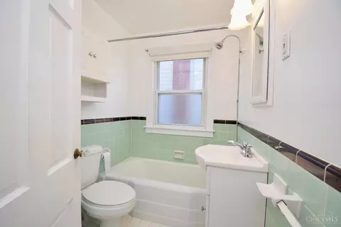 Bath - 5643 Biscayne Ave, Cincinnati, OH 45248 photo 1 of 4