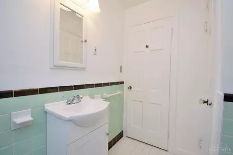 Bath - 5643 Biscayne Ave, Cincinnati, OH 45248 photo 3 of 4