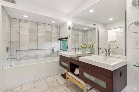 Bath - 1030 Hatch St, Cincinnati, OH 45202 photo 2 of 3