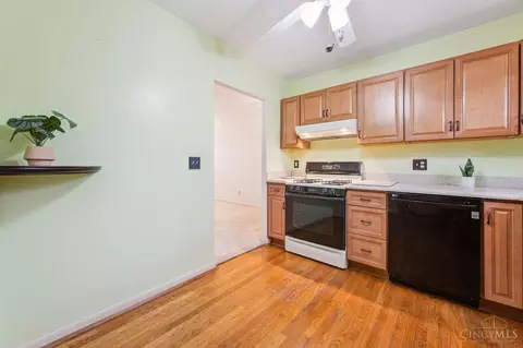Kitchen - 5074 Grosse Pointe Ln, Cincinnati, OH 45238 photo 2 of 3
