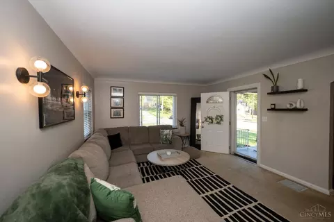 Entry Way - 6811 Hampton Dr, Silverton, OH 45236 photo 1 of 5