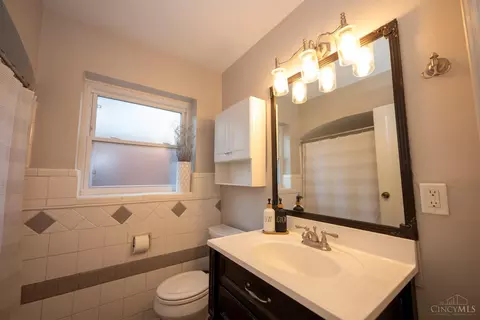 Bath - 6811 Hampton Dr, Silverton, OH 45236 photo 1 of 1
