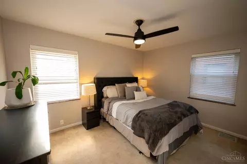 Bedroom - 6811 Hampton Dr, Silverton, OH 45236 photo 2 of 6