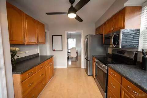 Kitchen - 6811 Hampton Dr, Silverton, OH 45236 photo 3 of 7