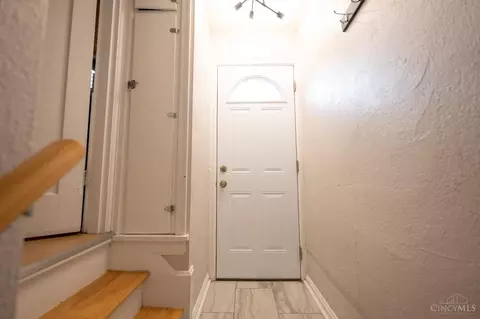 Entry Way - 6811 Hampton Dr, Silverton, OH 45236 photo 5 of 5