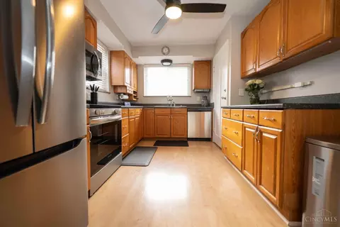 Kitchen - 6811 Hampton Dr, Silverton, OH 45236 photo 1 of 7