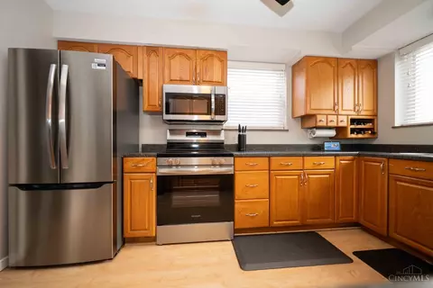 Kitchen - 6811 Hampton Dr, Silverton, OH 45236 photo 2 of 7