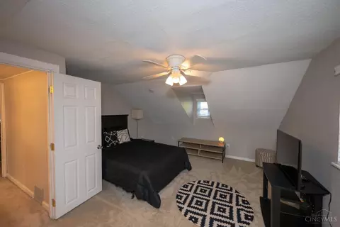 Bedroom - 6811 Hampton Dr, Silverton, OH 45236 photo 5 of 6