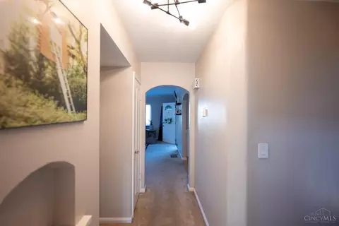 Entry Way - 6811 Hampton Dr, Silverton, OH 45236 photo 2 of 5