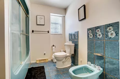 Bath - 5956 Snyder Rd, Cincinnati, OH 45247 photo 2 of 4