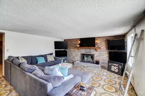 Living - 5956 Snyder Rd, Cincinnati, OH 45247 photo 3 of 4