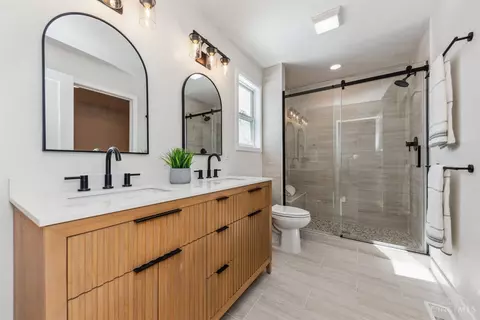 Bath - 6607 Ledge St, Cincinnati, OH 45227 photo 5 of 16