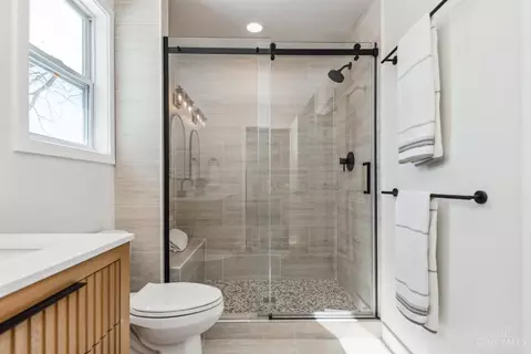 Bath - 6607 Ledge St, Cincinnati, OH 45227 photo 7 of 16