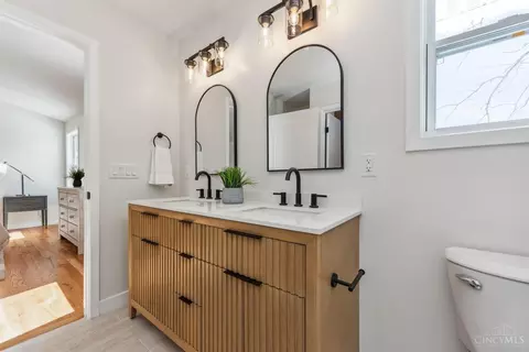 Bath - 6607 Ledge St, Cincinnati, OH 45227 photo 9 of 16