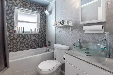 Bath - 9193 Neil Dr, Cincinnati, OH 45231 photo 1 of 2