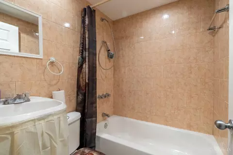 Bath - 9193 Neil Dr, Cincinnati, OH 45231 photo 2 of 2