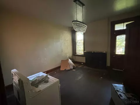 Living - 641 Steiner Ave, Cincinnati, OH 45204 photo 3 of 5
