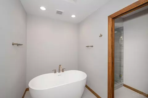 Bath - 22 Heritage Ct, Blue Ash, OH 45241 photo 3 of 7