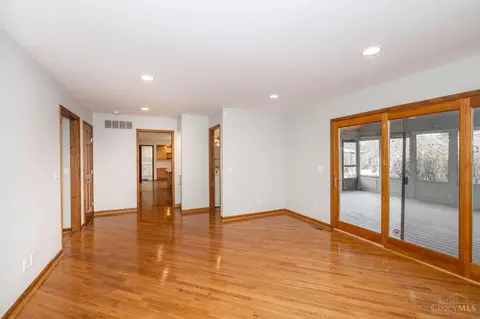 Living - 22 Heritage Ct, Blue Ash, OH 45241 photo 5 of 10