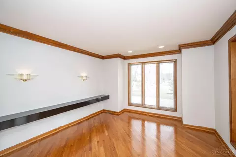 Living - 22 Heritage Ct, Blue Ash, OH 45241 photo 1 of 10