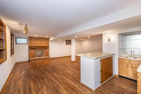 Living - 22 Heritage Ct, Blue Ash, OH 45241 photo 6 of 10