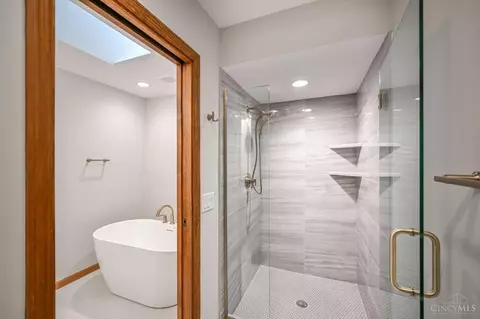 Bath - 22 Heritage Ct, Blue Ash, OH 45241 photo 5 of 7
