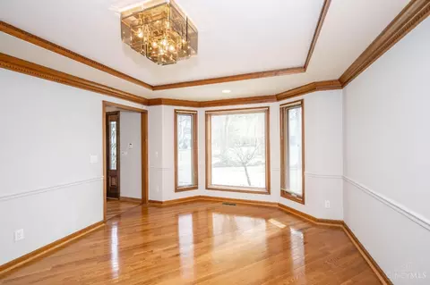 Living - 22 Heritage Ct, Blue Ash, OH 45241 photo 2 of 10