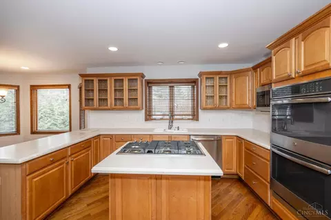 Kitchen - 22 Heritage Ct, Blue Ash, OH 45241 photo 5 of 6