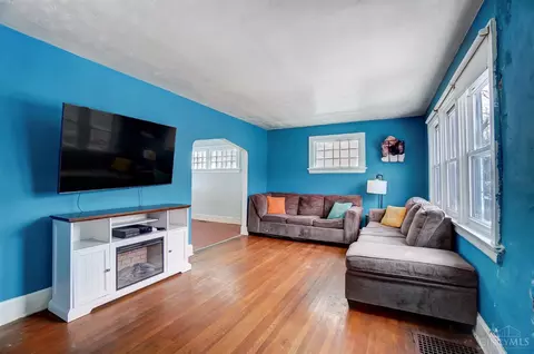 Living - 460 Elberon Ave, Cincinnati, OH 45205 photo 1 of 3