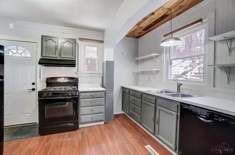 Kitchen - 460 Elberon Ave, Cincinnati, OH 45205 photo 3 of 5