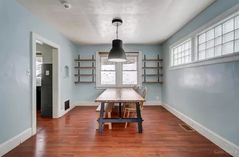 Dining - 460 Elberon Ave, Cincinnati, OH 45205 photo 1 of 3