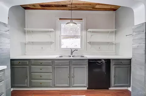 Kitchen - 460 Elberon Ave, Cincinnati, OH 45205 photo 4 of 5